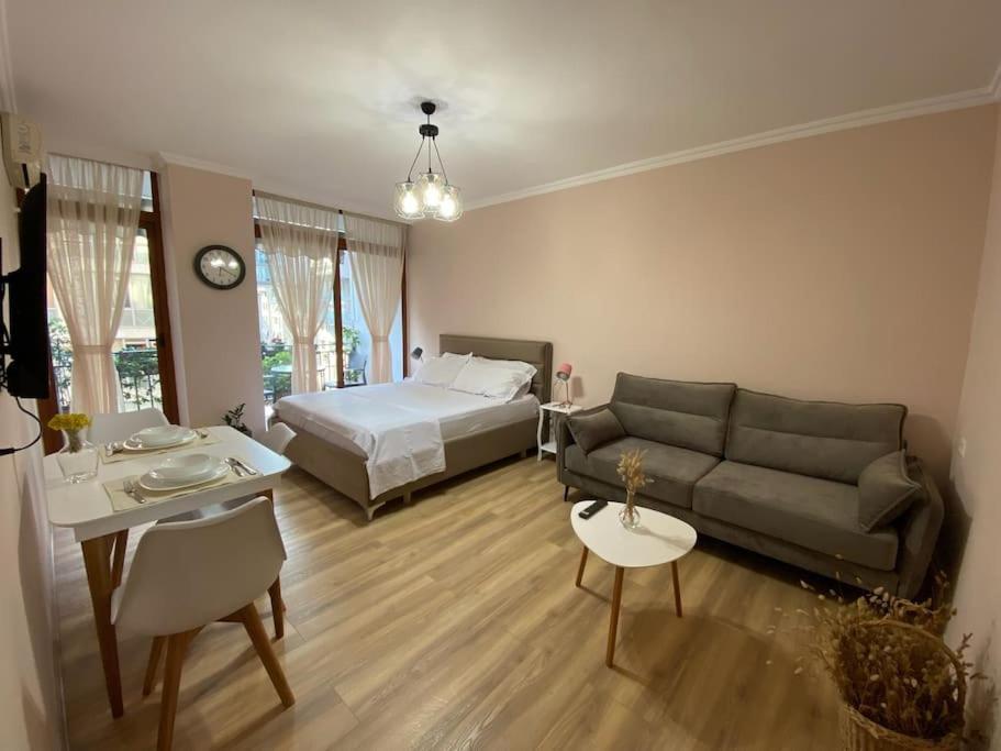 Mimosa'S Apartment With Lovely Balcony Tirana Bagian luar foto