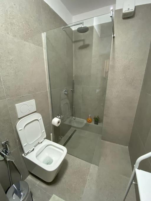 Mimosa'S Apartment With Lovely Balcony Tirana Bagian luar foto